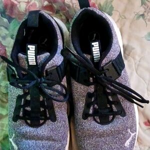 Pumas  men's gray and black size 8 and 1/2 us excellent condition